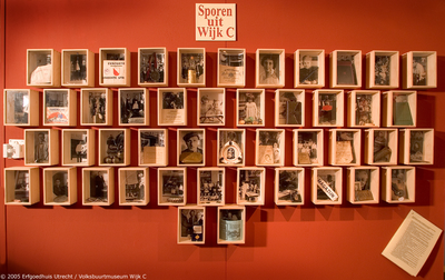 878029 Afbeelding van de zgn. 'kistjeswand', onderdeel van de vaste opstelling van het Volksbuurtmuseum Wijk C ...